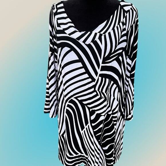 Travelers by Chicos 2  (12-14) M  Black and white long sleeve top with V-neck - Picture 6 of 9